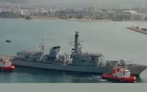 英国军舰穿航台湾海峡，中国东部战区派出战舰全程围观
