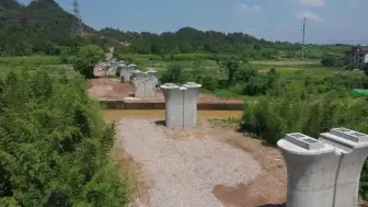 金甬铁路首榀箱梁架设顺利完成