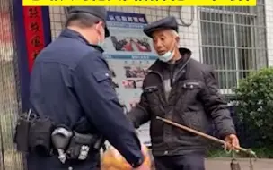又霸气又暖心！大爷提橘子到派出所赠予辅警，感谢其为他找回陪伴了他50年的秤！网友：大爷手里一杆秤，心里一杆秤！