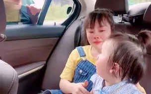 远嫁女儿从娘家接走孩子，临别时孩子舍不得外婆祖孙三人哭成泪人