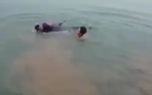 惊险！落水女子漂浮河中，交警跨栏跳水和热心市民共同营救！