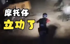 志愿者骑摩托接力送物资