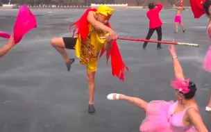 八戒悟空都来了！东北大爷大妈公园冰面cos《西游记》花式冬泳闹新春