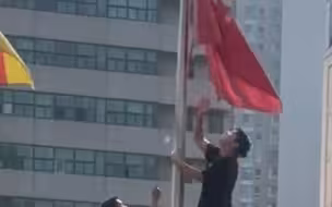 俩中国小伙韩国出差 发现酒店窗外五星红旗被捆绑 立马上前解开 让它迎风飘扬