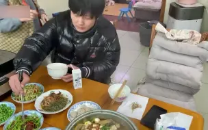 男子吃饭时电饭煲就在身旁，仍然拜托妻子去盛饭