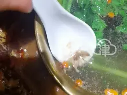 网友爆料在火锅里吃出虫子 “快吃完才发现 太恶心了！”