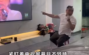 男子洗头发听见王心凌的歌声 顶着一头泡沫冲到客厅:是我的青春！