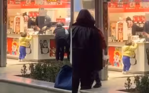 感冒想吃冰淇淋遭妈妈拒绝 孩子找店员撒娇 店员的反应萌翻网友