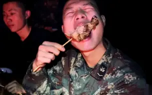 隔着屏幕都能闻到肉香！火箭军篝火晚会现场大口吃肉、载歌载舞！