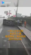 3分42秒 余杭公交车司机灭火器砸窗救出被困司机