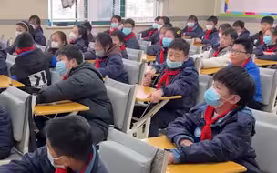 超方便！一小学引入午休课桌椅 学生调节桌面和椅背后 就可躺着午休
