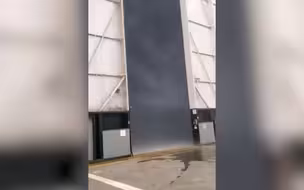 美阿拉巴马州迎来强风暴天气 工人打开大门看到室外景象顿时吓坏