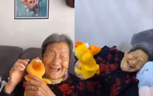姥姥第一次玩录音玩具 笑声录下后机器神还原 老人笑的停不下来