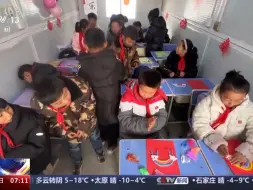 温馨过新年 甘肃积石山板房教室装扮一新