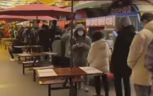 成都春熙路街头，市民连夜排队测核酸：现场井然有序 人人戴好口罩