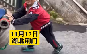 消防员训练结束偶遇萌娃主动帮忙运送水带:他觉得光荣，一点也不累!