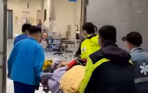 台空军一幻影2000战机动力失效坠海：飞行员跳伞获救 送医画面曝光