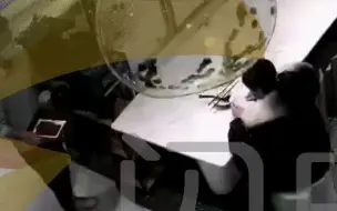 上餐小哥突然劈叉惊呆顾客 这年头没点真功夫都不能当服务员了？