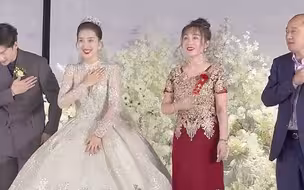 婚礼礼成，一家人上台跳舞感谢宾客，看到2位妈妈状态众人羡慕
