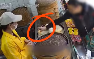 男子用手触摸过食物后不买，店员的处理方式引网友怒赞