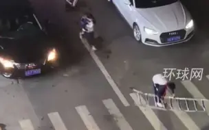 护栏被车辆撞散落路中央，3名小学生挺身而出将护栏复原