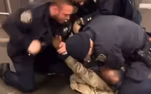 令人惊愕！男子地铁站违规抽烟 下一秒遭4名美国警察按倒爆锤