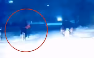 孩子别怕！潍坊男孩骑车遇雪堆摔倒，后车车主急打方向选择撞墙