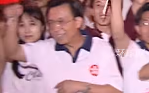 25年前，数十万深圳市民走上街头，欢送驻港部队进驻香港，亲眼见证历史性时刻