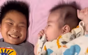 画面治愈！哥哥教弟弟怎么“扭”，弟弟看一遍就会了