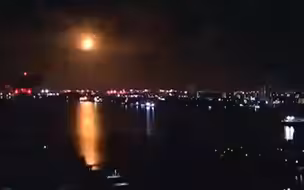 巨大流星深夜划过日本上空 如火球般急速下坠照亮天际 再现动漫场景