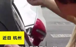 大妈手工缝制软顶敞篷宾利的破洞