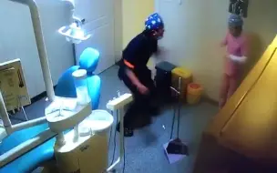 女护士夹到手指疼得直跳 男同事突然大秀魔性舞姿安慰逗乐网友