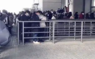 2月15日，上海地铁浦江线发生信号故障，目前列车限速运行，各车站采取限流措施。