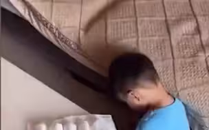 萌娃给橘子“剖腹产”被妈妈偷吃，买新橘子弥补，萌娃一句话让妈妈哭笑不得