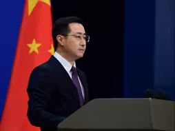 在叙利亚的中国公民和机构如遇紧急情况请及时与使馆联系寻求帮助