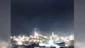 壮观！陨石坠入云层爆炸瞬间 发出耀眼光芒