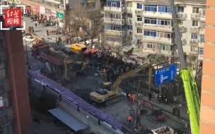 杭州路面塌陷已搜救四天 周边居民暂停生活用水 志愿者帮忙送水