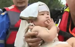 涿州多名受困婴儿被救出，在救援人员怀里吃手手