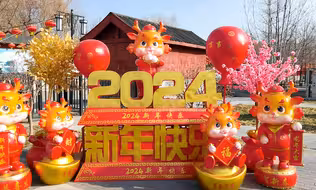 北京各大景区大红灯笼挂起年味十足