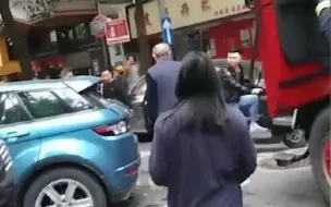 违停路虎变“拦路虎” ，出警消防车霸气撞开，车主：不会索赔