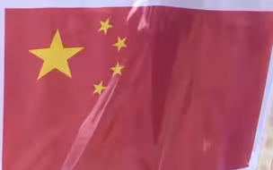 愿平安回家同学们！在乌克兰的中国留学生打印好国旗随身携带