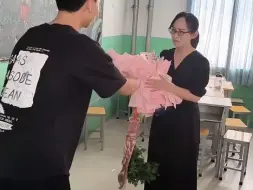 毕业生们用“束脩之礼”感谢老师