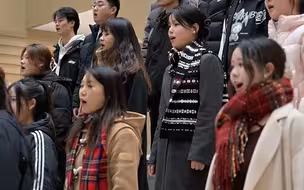 加油考研人！高校图书馆闭馆时合唱团唱起《一路生花》 现场高燃