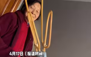 生活的智慧！姥姥用衣架做手机托，躺着仰着怎么弄都不会掉，“请姥姥出个教程！