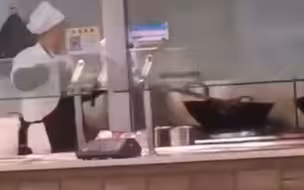 宁夏一高校食堂后厨锅里涮拖把，窗上贴“食品安全重泰山”