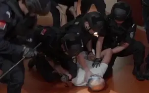 特警破门，扫黑除黑。社会奸邪，一举歼灭！