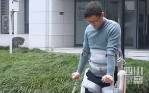 可穿戴外骨骼帮助高位截瘫患者行走，成都电子科技大学的“黑科技”
