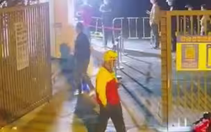 上海警方： 醉酒男子做核酸插队被制止，打翻试剂殴打工作人员被拘留。