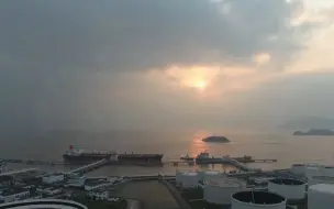 震撼！30万吨油轮靠泊信息化码头，我会说整座岛都被改造了吗