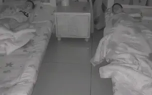 弟弟睡不着奶声奶气求哥哥陪，哥哥睡眼朦胧来到弟弟床上，拍着弟弟哄睡着